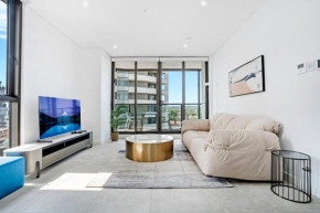 Stylish 2BR Apt with Pool & Views Near Parramatta, Sydney